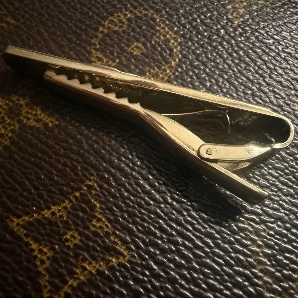 Men’s Brushed Gold Burberry Tie Clip. Like New In Excellent Condition. - Picture 3 of 4